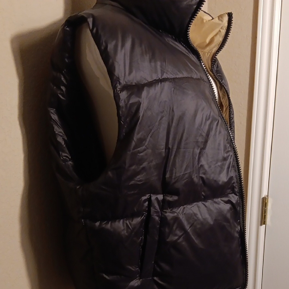 NEW! Women's Black Puffer Vest - Picture 4 of 8